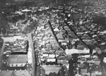 Widok z lotu ptaka czci miasta z kocioem w. Jana na dole po lewej oraz zamkiem na grze - zdjcie z lat 1942 - 1944